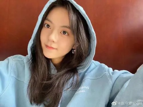 赵今麦在车内怼脸自拍，她的状态如何？