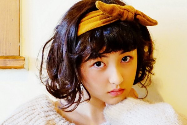 张子枫浓妆直播引争议，“大红唇”遭群嘲，网友：21岁不该如此，你咋看？