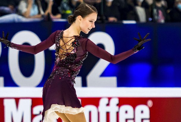 特鲁索娃凭借着5个四周跳的惊艳表现，得到银牌，她为何会错失第一名？