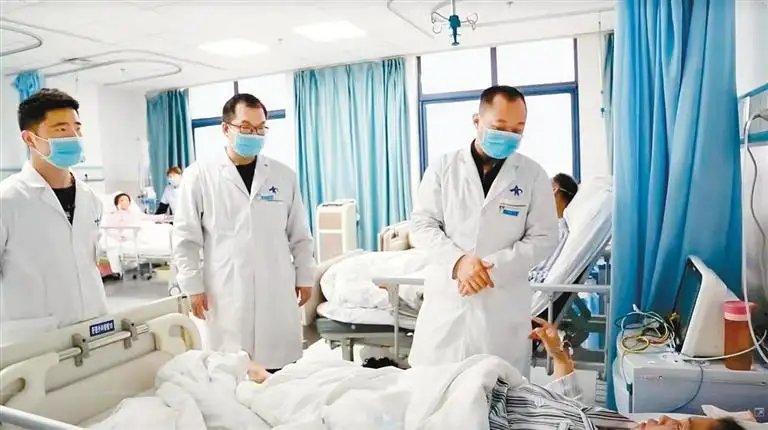 上海医生难回家，进小区被喷消毒液，为何医生会被区别对待？