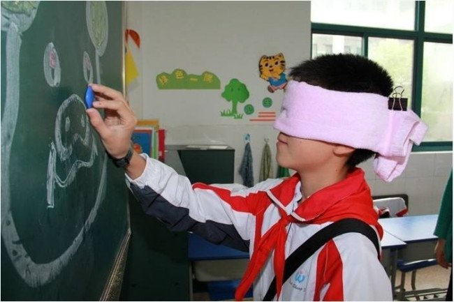 用蒙上,小心,摸,贴,哈哈大笑写一段话