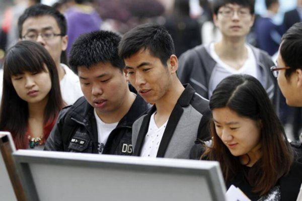 政协委员建议精准帮助低收入家庭毕业生就业,具体该怎么帮助呢?