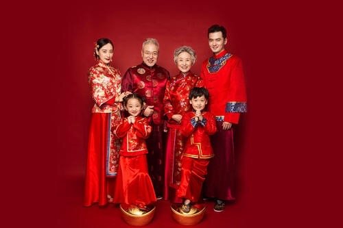 陕西一家全家抱娃来催婚:娃不够狗来凑,年轻人为何不愿意结婚生子了?