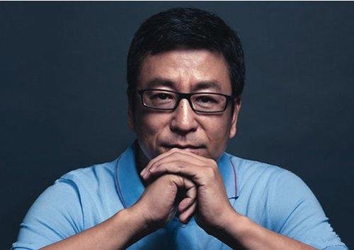 白岩松是如何评老人遭执勤人员绑树谩骂?