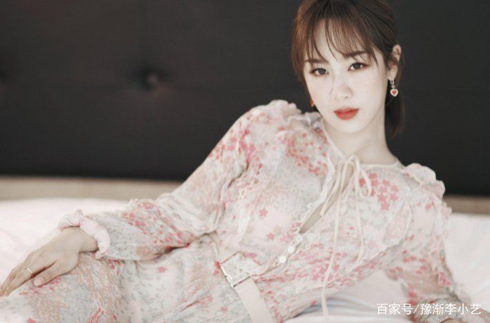 两个人谈恋爱，闺蜜老跟着，这该怎么办呢？