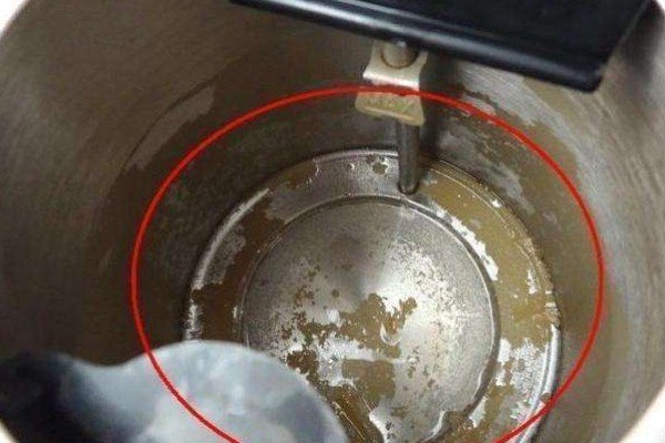 热水瓶里面的水垢是什么？