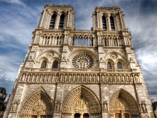巴黎圣母院前广场被暂时关闭，关闭的原因是什么？