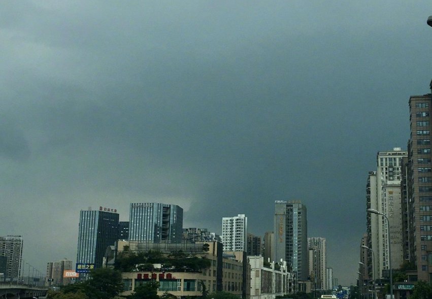 四川成都瞬间天黑,到底是何种原因导致这样的情况出现?