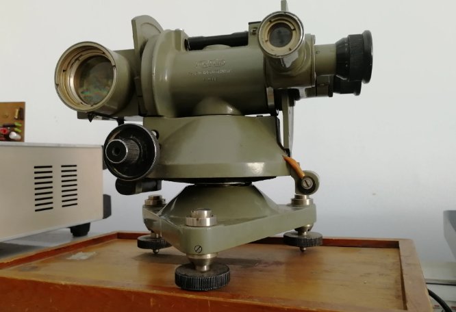 如何看经纬仪的读数？