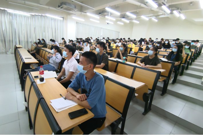 新时代大学生是( )的一代。