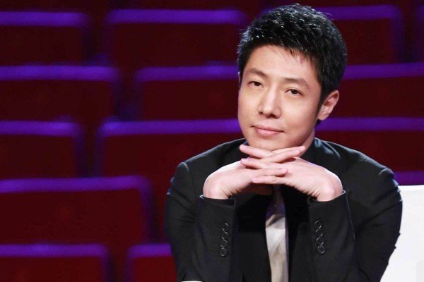 央视主持人现场睡着了？撒贝宁竟然在央视主持现场睡着了！扣工资吗？