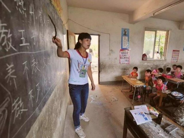 滇西北支教团40多名老师带着六千片卫生巾上大山，如何看这暖心的行为？