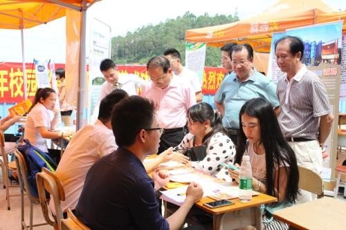 河南信阳学院有一个班43人，全是女生没有男生，什么专业男生比较少？