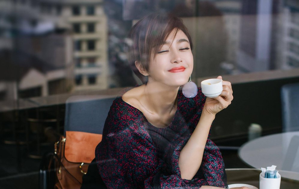 电视剧《四十正好》讲述的是什么性质的故事？