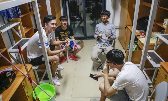 为什么男生宿舍不会有“4个人3个群”的问题？