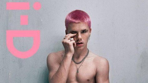 贝克汉姆17岁小儿子首登封面!粉色头发吸睛,大秀6块腹肌,你怎么看呢?