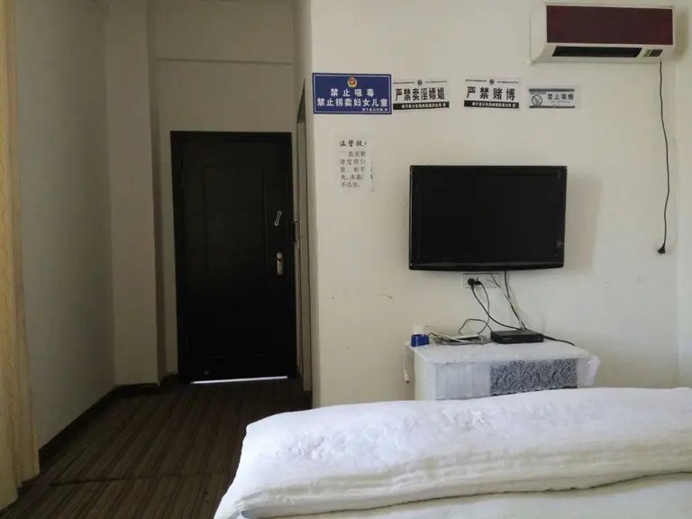 火车站外吆喝的50元一晚的宾馆能睡吗？原因是什么？