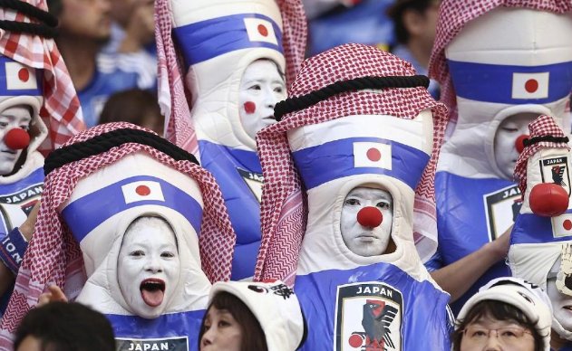 日本球迷举牌感谢老板批假看球，日本国内的足球氛围如何？