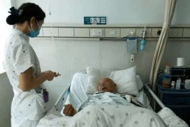 四川老人舍不得开空调患热射病被抢救，如何看待这样舍命不舍财的行为？