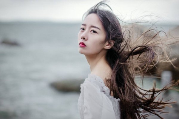 我在风中凌乱乱了头发也乱了心什么意思