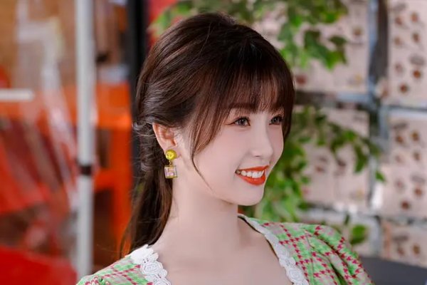 虞书欣晒《小森林》剧组照告别“虞美人”，她这个称号的由来是什么？