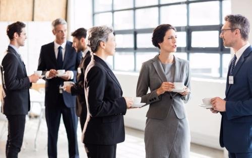 帮老板打工。饭吃了一半。老板叫我去吃饭。说很多菜吃不完。中途把我叫去了，老板这样做正常吗？