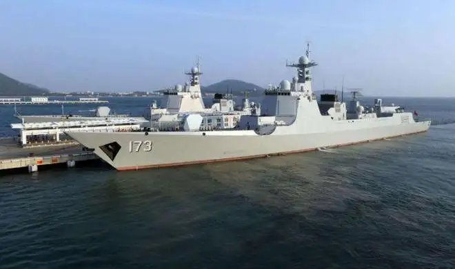 驱逐舰为什么要采用平甲板船型？有什么优点？