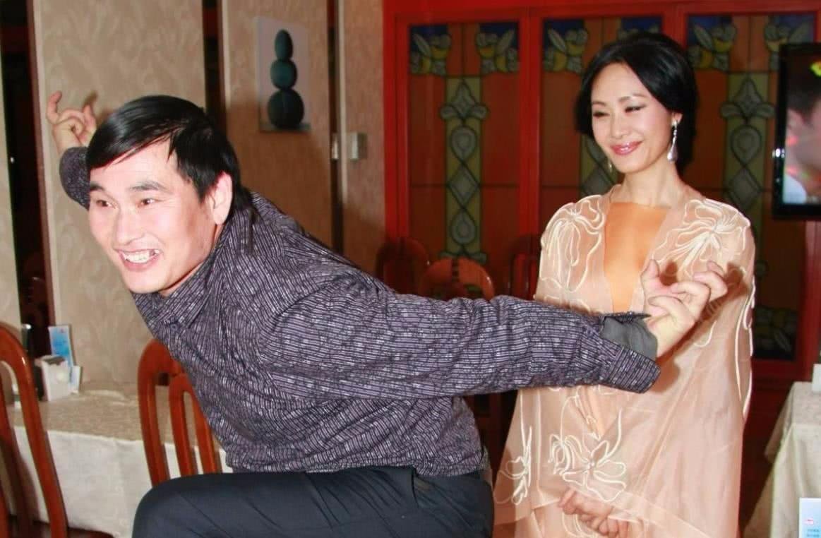 于文华穿睡衣陪大衣哥练歌,引起众人的质疑,两个人到底是什么关系?