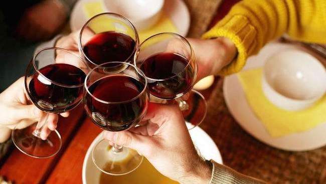 帮老板打工。饭吃了一半。老板叫我去吃饭。说很多菜吃不完。中途把我叫去了，老板这样做正常吗？