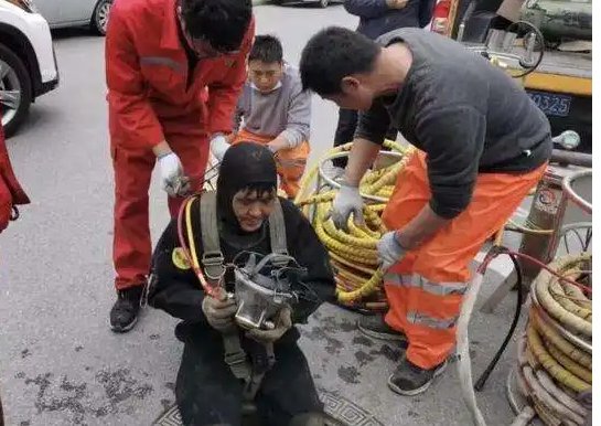 男孩掉下水道时井盖螺丝松动