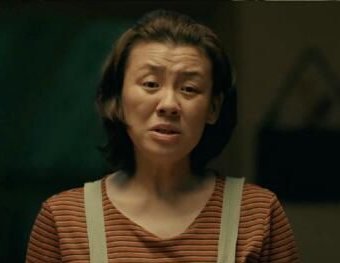 《亲爱的小孩》中，为什么方母不愿意相信月嫂？