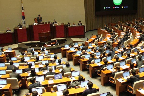 “有人连讲6小时,台下睡一片”,韩国国会的无限制演讲是怎样一种存在?