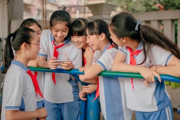 用欢声笑语满校园写一段话