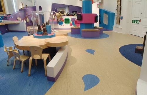 幼儿园男孩扶女生睡觉,这是家教良好的表现吗?