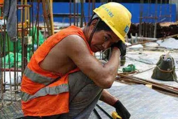 被困上海工地的务工者，每天吃泡面嘴角冒泡，他们的遭遇为何让人感到心酸？