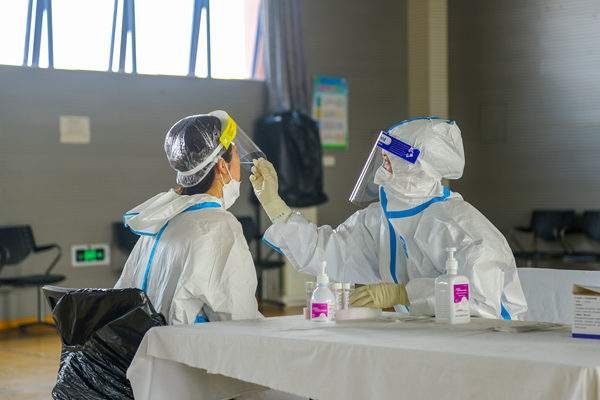 非法入境阳性男子家属被打电话辱骂，你如何看待此男子的行为？