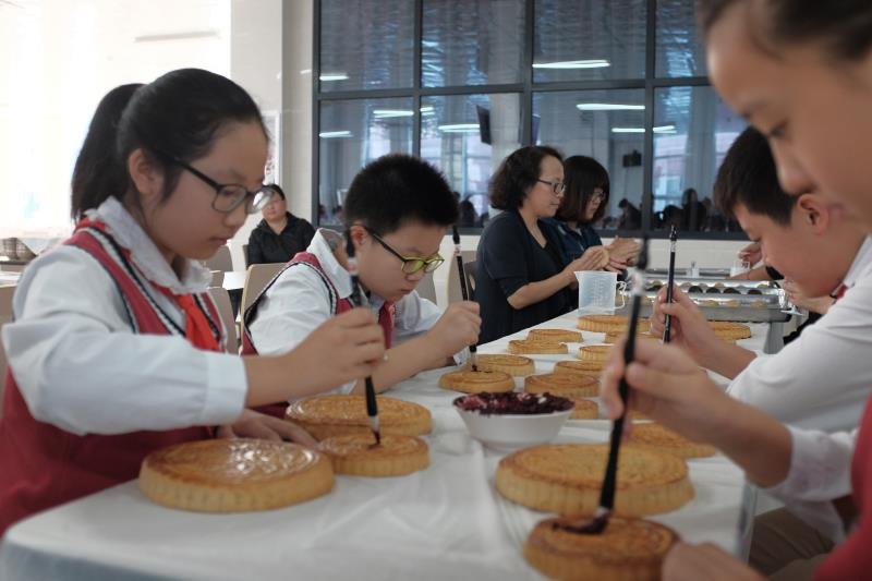 小学生卖自制月饼筹集善款，一小时内卖出3322元，这笔钱会用于什么？