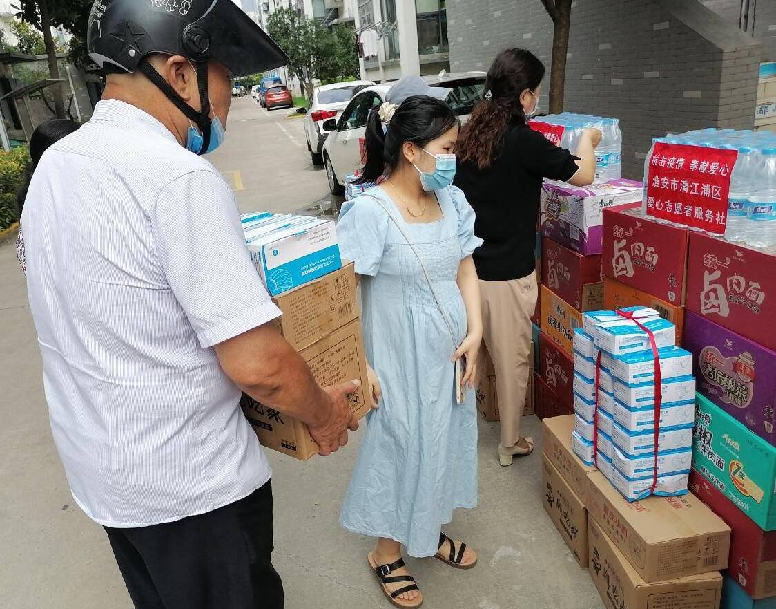 云蹦迪变上海人甩菜专场，直播间的氛围如何？