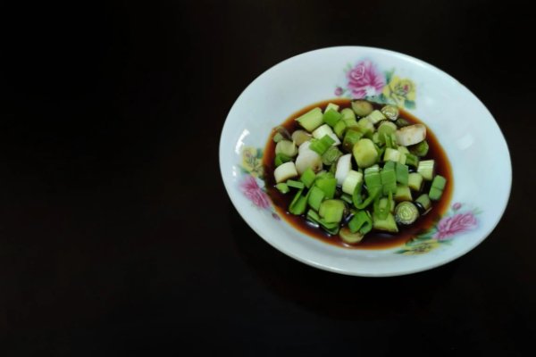 小菜一碟是不是成语