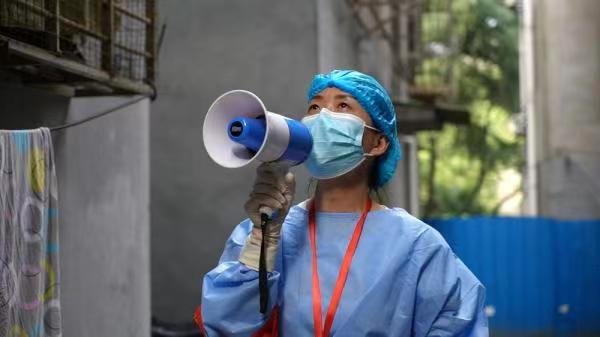 小区门口喇叭每天15小时轰炸做核酸，住户表示崩溃，该如何管控这种情况？