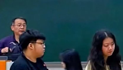 重庆6旬教授上课给全班学生带吃的，怎样看待老师这一举动？