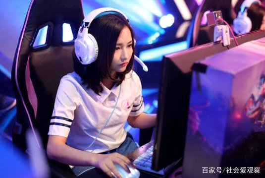 领诵员冯琳为酝酿情感下了多大的功夫