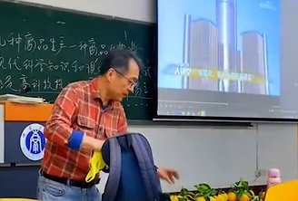 重庆6旬教授上课给全班学生带吃的，怎样看待老师这一举动？