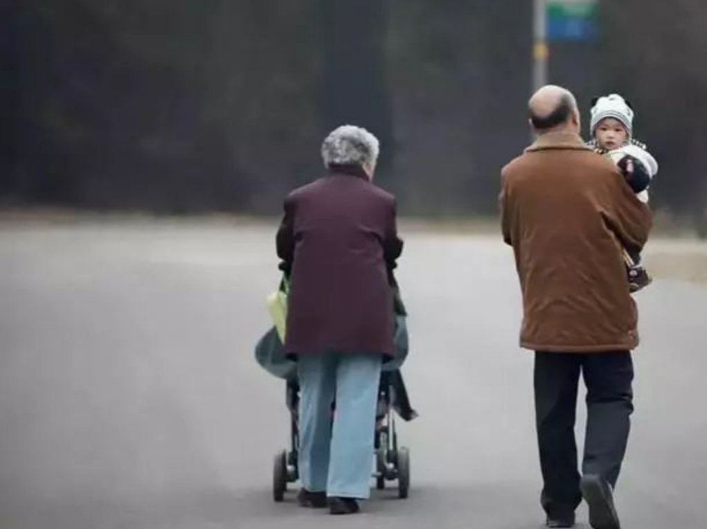 家长一时大意，江西两岁男童拿刀玩切掉自己食指，给予了其他家长哪些警示？