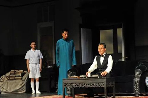 《雷雨》中，鲁大海，周萍，周冲都是周朴园的儿子，他们各自眼中的父亲是什么样子的