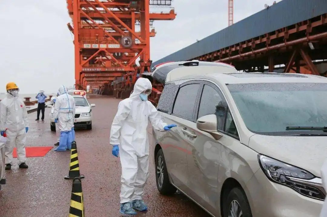 疫情封控下的上海港，船未见堵但货难运，相关人员的生活是否能得到保障？