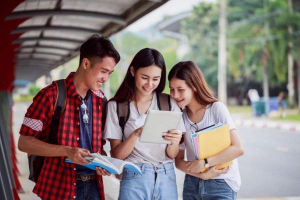 政协委员建议精准帮助低收入家庭毕业生就业,具体该怎么帮助呢?