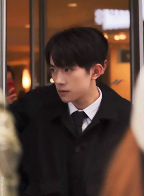 易烊千玺坐公交一次都没被认出来，为何辨识度如此低？