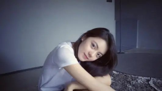 赵今麦在车内怼脸自拍，她的状态如何？