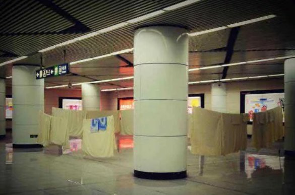 工作人员在地铁10号线西钓鱼台站晾被单，如何解决工作人员晾晒被单的需求？